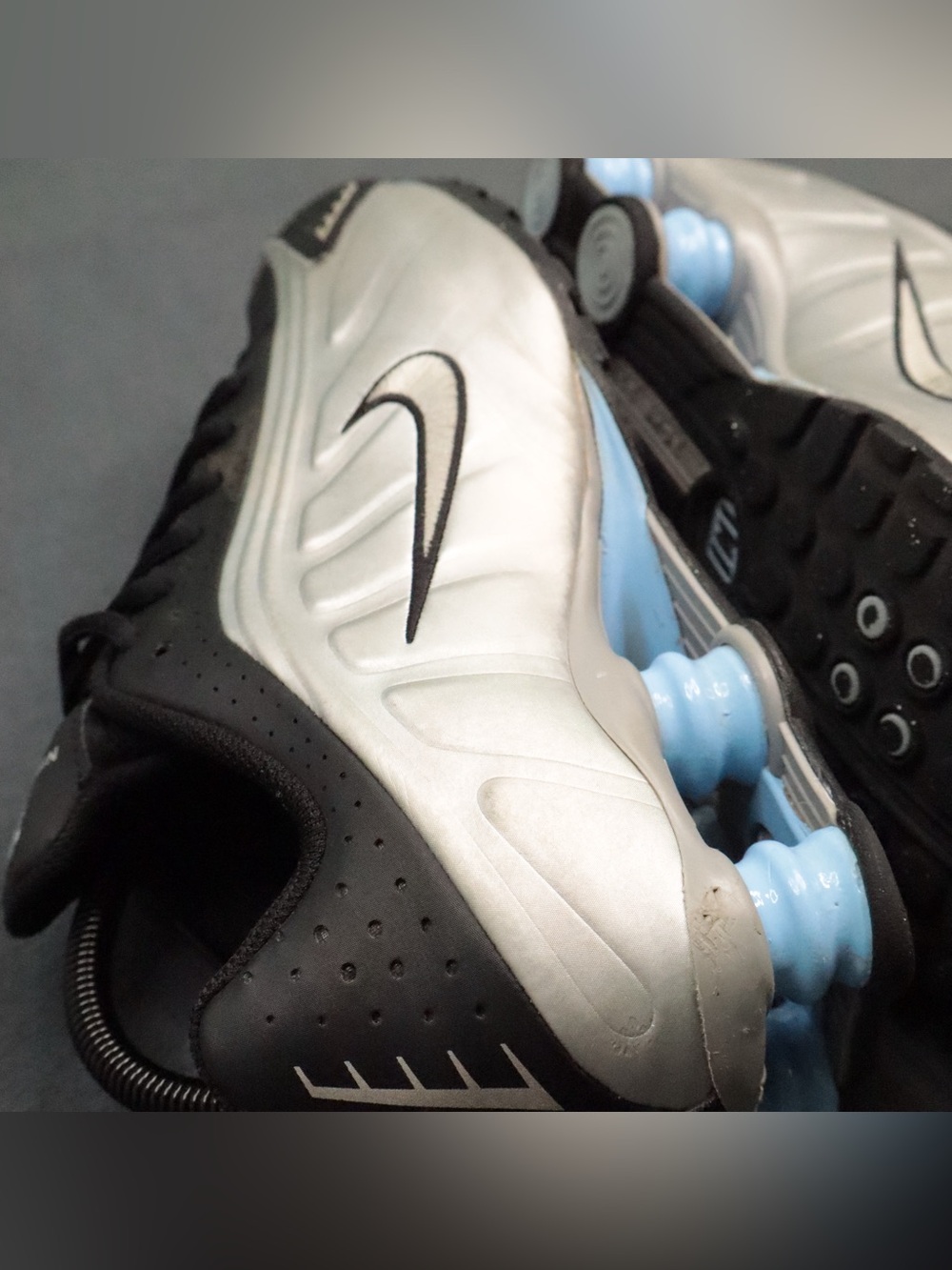 Nike Shox R4 Youth Size 7Y Womens 8.5 Metallic Silver Black Blue CW2626-004 - Picture 10 of 15